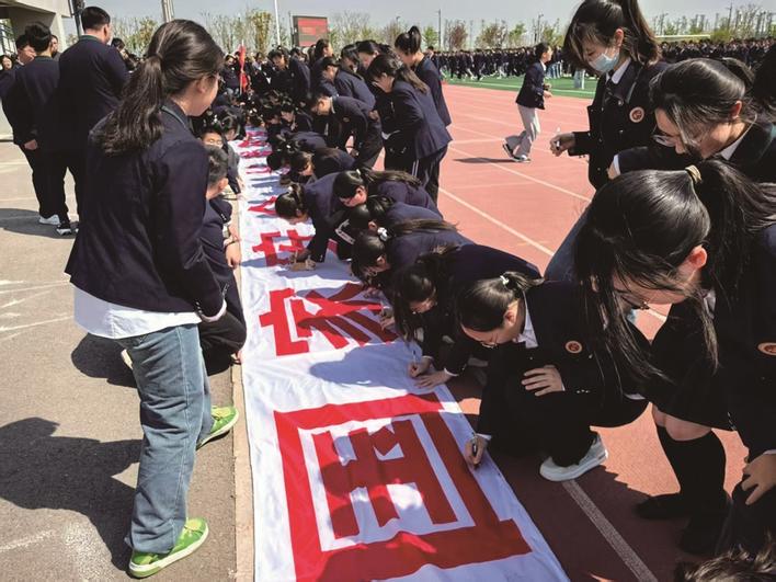 十一載，把種子“種”進(jìn)學(xué)生心田
