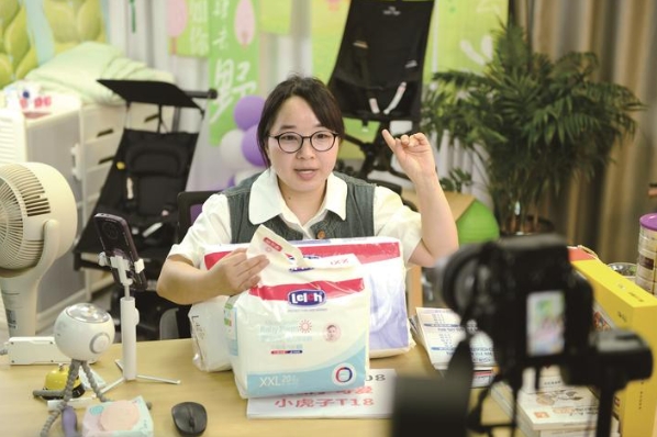 帶貨主播推銷(xiāo)商品